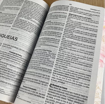 Bíblia Sagrada flores NVI | Letra mediaCapa Dura